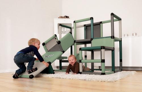 Two children on a QUADRO Evolution Home Mint