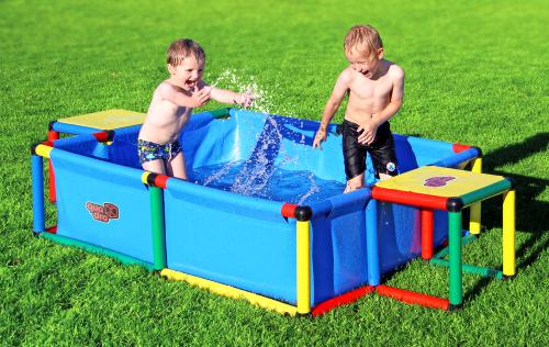 Zwei Jungen in einem Pool