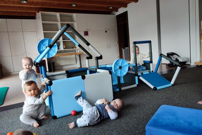 Babies with the QUADRO play tower